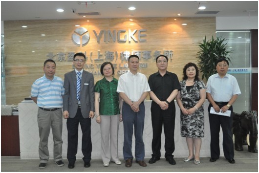 邰荀副局長(中)、黃綺副會長(右二)、應妹書記(左三)、米振榮局長(右三)、吳群副局長(左一)與董冬冬主任(左二)合影 邰荀副局長(中)、黃綺副會長(右二)、應妹書記(左三)、米振榮局長(右三)、吳群副局長(左一)與董冬冬主任(左二)合影