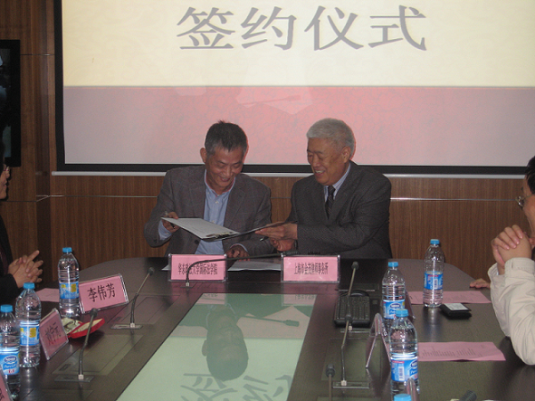 吳伯慶主任（右）和劉寧元院長(zhǎng)簽約