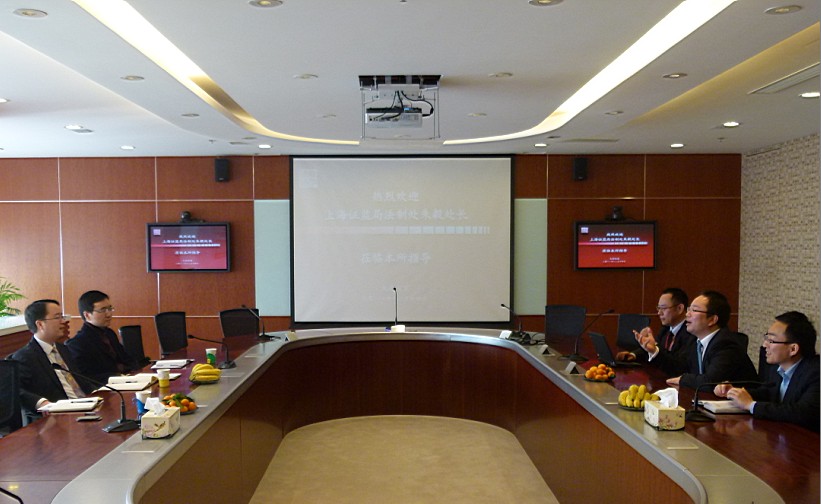 左一為上海市證監局法制處朱毅處長,右二為融孚所高級合伙人呂琰律師 左一為上海市證監局法制處朱毅處長,右二為融孚所高級合伙人呂琰律師