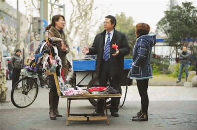 厲明代表與兩個賣圍巾襪子的女攤主交談 記者 陳正寶 攝