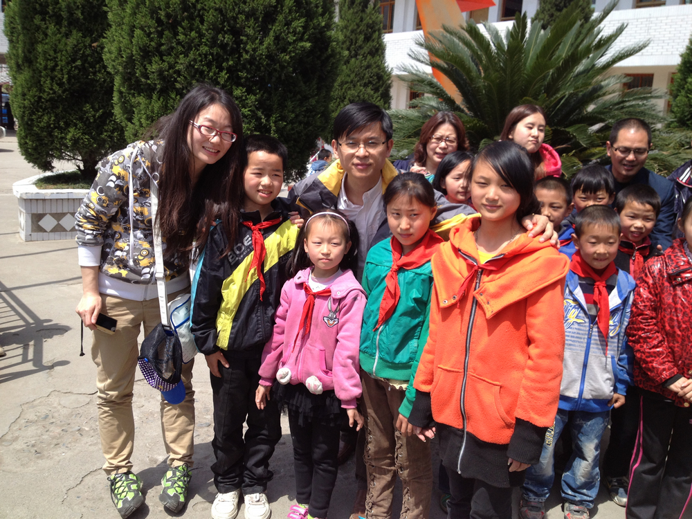 馬遠超、劉璐與受協力黨支部資助的四位孩子一起合影