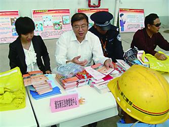 新區法律援助中心組織律師進工地為農民工提供咨詢服務